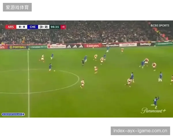 足球一脚精准直塞切开整条后防，揭秘足球场上的致命一击